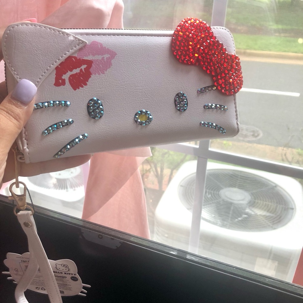 Hello Kitty White and Red wristlet with Sparkling Bow - Picture 3 of 6